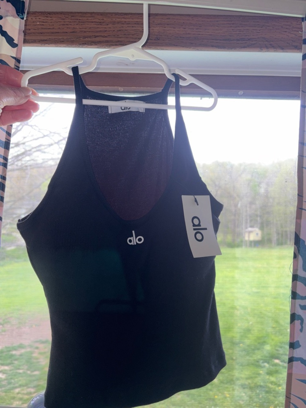 NWT Women’s ALO Yoga Black Ribbed Scoop Tank with Center Logo. Built in Bra - Picture 2 of 8